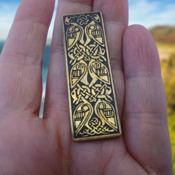 vintage Celtic intricate knot work design on metal pin flaws - Picture 1 of 14